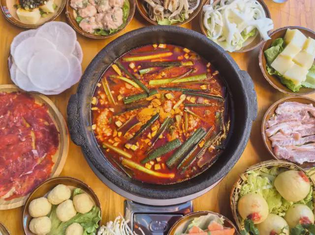 牛瘪火锅、虾酸火锅还是你们贵州人吃比较厉害(图1)