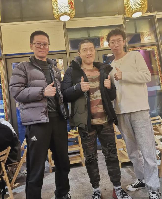 45岁饺子吃火锅被偶遇条纹短袖乞丐裤低调帅气网友合照亲和力(图2)