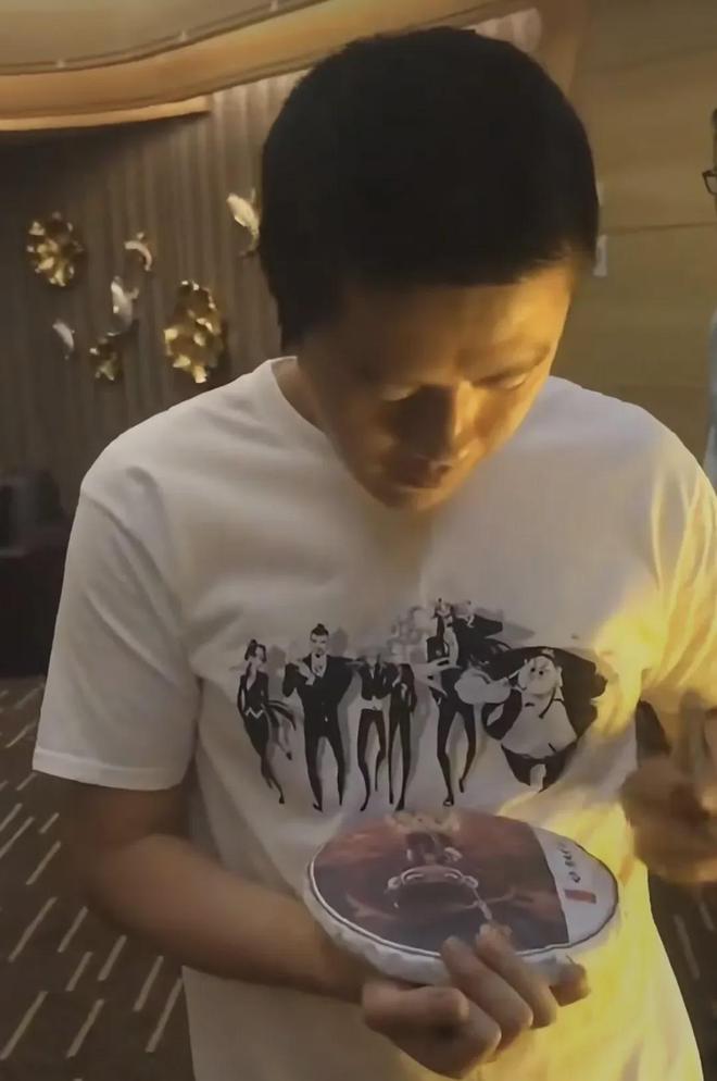 45岁饺子吃火锅被偶遇条纹短袖乞丐裤低调帅气网友合照亲和力(图4)