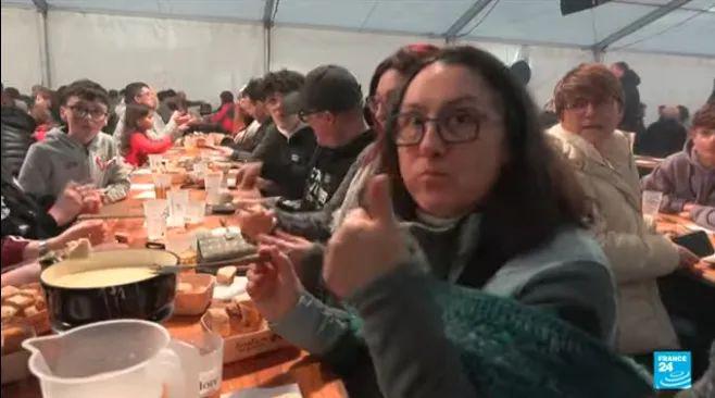 2177公斤！法国巨型奶酪火锅打破吉尼斯纪录(图1)
