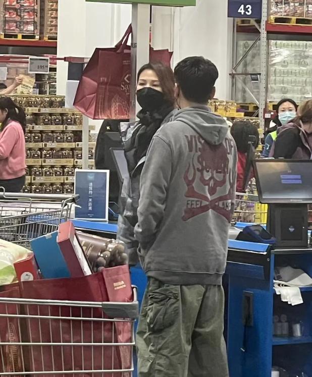 蔡少芬张晋珠海约会！做美甲看电影吃火锅山姆副总亲自接待买单(图10)