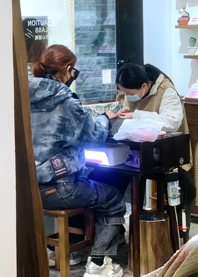 蔡少芬张晋珠海约会！做美甲看电影吃火锅山姆副总亲自接待买单(图3)