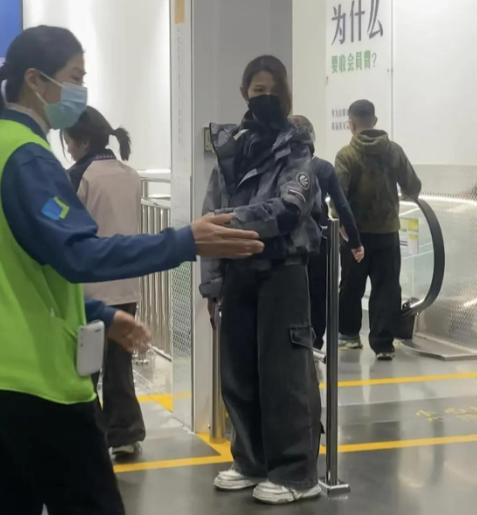 蔡少芬张晋珠海约会！做美甲看电影吃火锅山姆副总亲自接待买单(图1)