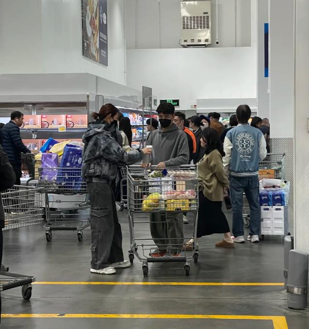 蔡少芬张晋珠海约会！做美甲看电影吃火锅山姆副总亲自接待买单(图16)