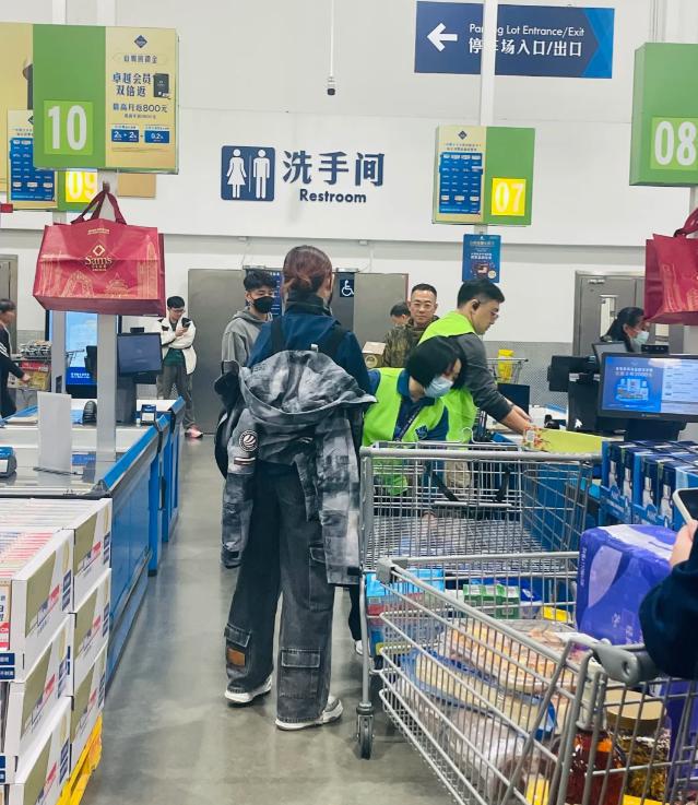 蔡少芬张晋珠海约会！做美甲看电影吃火锅山姆副总亲自接待买单(图17)
