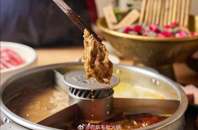 月薪五千不配吃火锅?知名品牌被骂上热搜(图2) 月薪五千不配吃火锅?知名品牌被骂上热搜(图2)