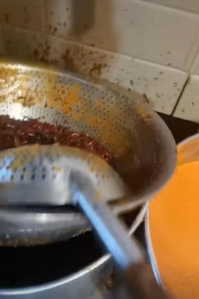 重庆火锅店被曝回收口水油从开业长期循环使用网友直呼太恶心(图3)
