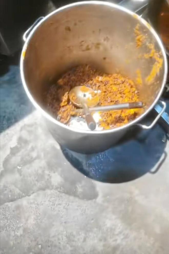 重庆火锅店被曝回收口水油从开业长期循环使用网友直呼太恶心(图4)