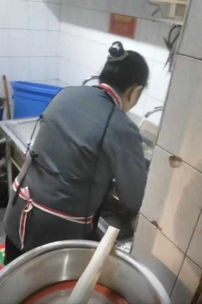 重庆火锅店被曝回收口水油从开业长期循环使用网友直呼太恶心(图1)