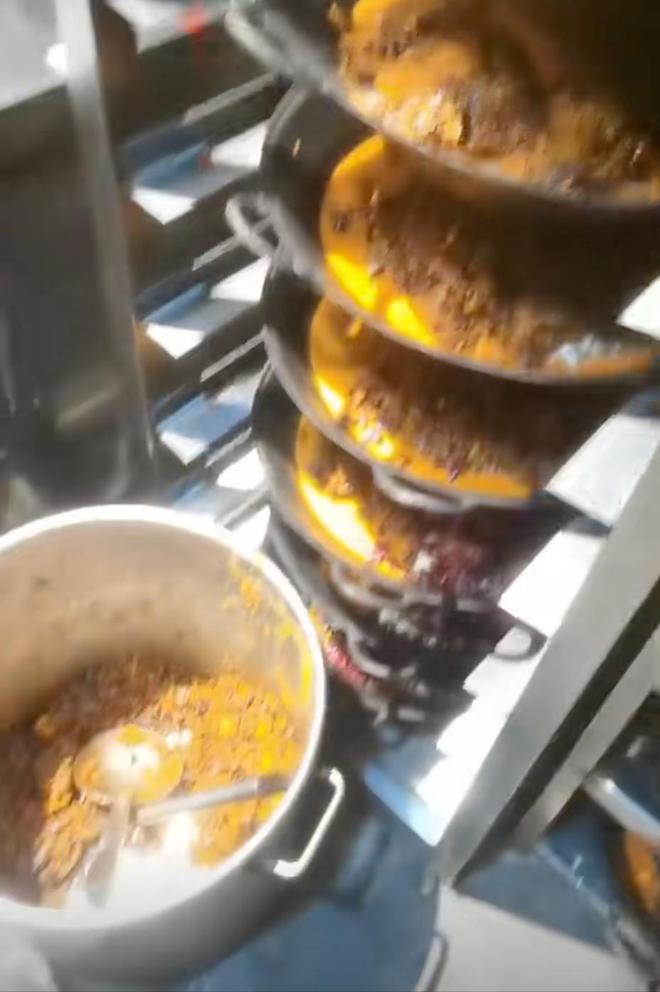 重庆火锅店被曝回收口水油从开业长期循环使用网友直呼太恶心(图5)