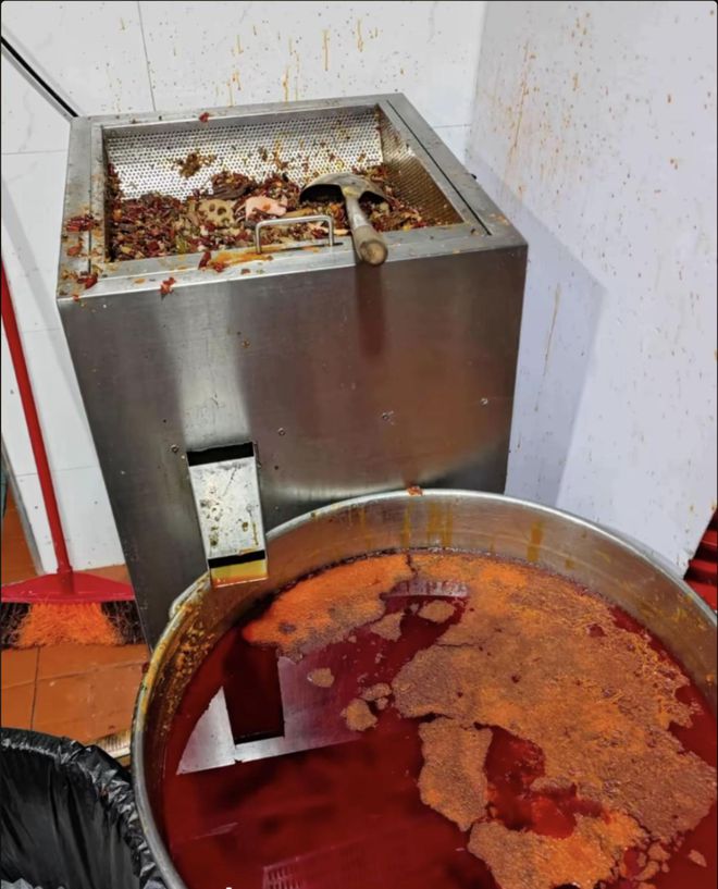 重庆火锅店被曝回收口水油从开业长期循环使用网友直呼太恶心(图10)