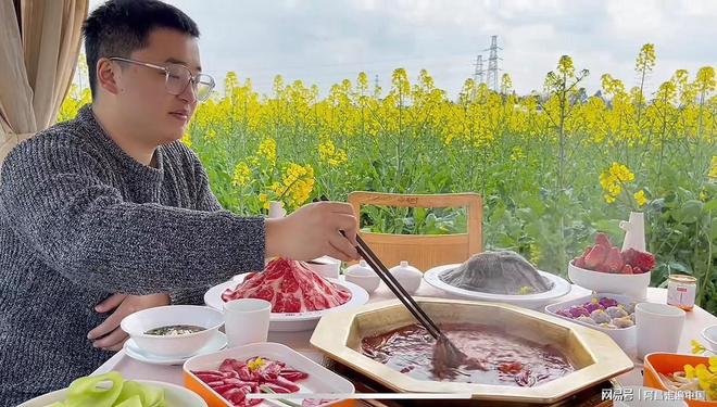 四川成都万亩油菜花海一群游客在吃火锅:乡村旅游玩出新高度(图4) 四川成都万亩油菜花海一群游客在吃火锅:乡村旅游玩出新高度(图4)