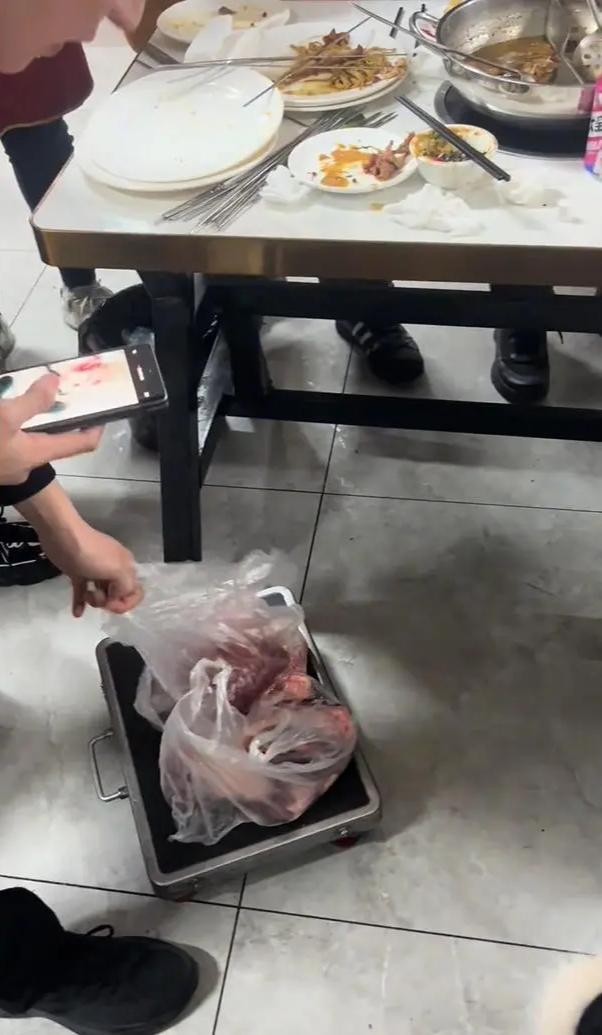 两食客自助餐从下午吃到晚上想带走20余斤肉被抓现行细节曝光(图1)