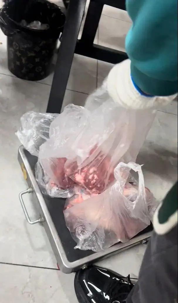 两食客自助餐从下午吃到晚上想带走20余斤肉被抓现行细节曝光(图3)