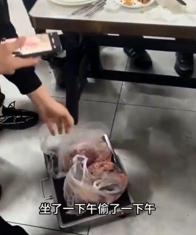两食客自助餐从下午吃到晚上想带走20余斤肉被抓现行细节曝光(图5)