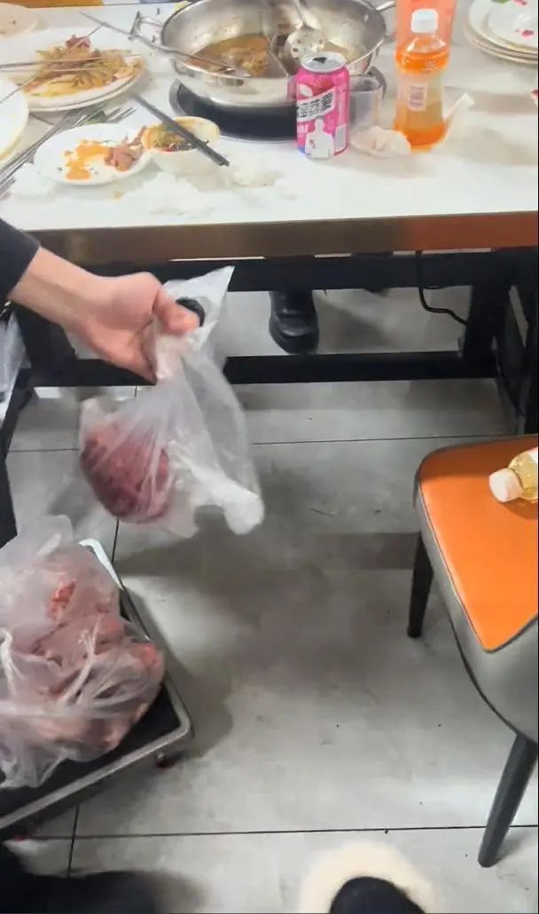 两食客自助餐从下午吃到晚上想带走20余斤肉被抓现行细节曝光(图2)