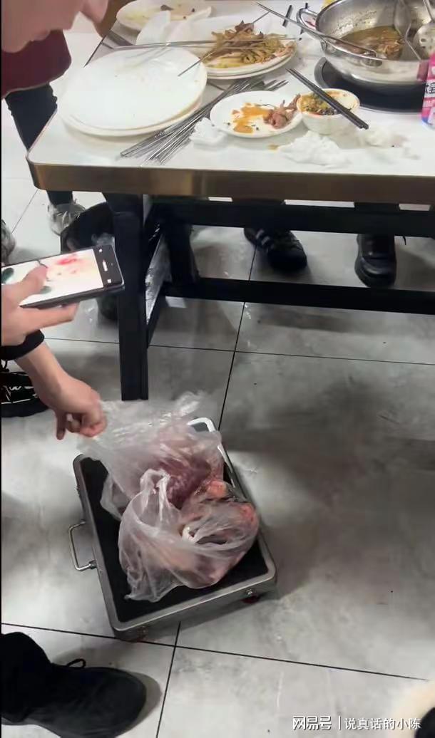 88元自助餐偷拿20斤牛肉现场电子称重店家：2人中午吃到晚上(图1)