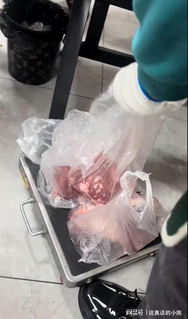 88元自助餐偷拿20斤牛肉现场电子称重店家：2人中午吃到晚上(图3)