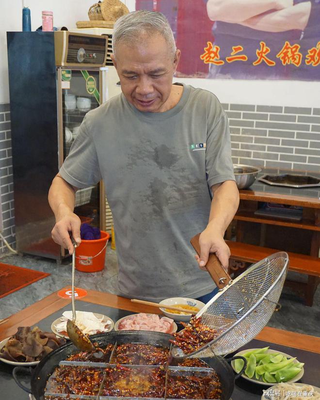翻滚红汤 山城记忆 45年来的火锅情怀 山城赵二火锅(图3)