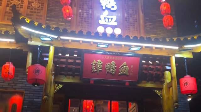 武汉江夏城区有家传统老火锅店排队1小时只为畅快涮肉吃(图1)