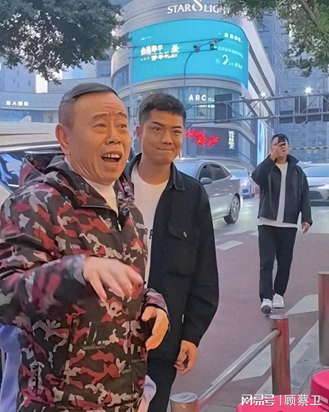 潘长江父女重庆串串火锅行：68岁潘长江辣到冒汗百元消费接地气(图1)