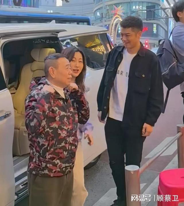 潘长江父女重庆串串火锅行：68岁潘长江辣到冒汗百元消费接地气(图3)