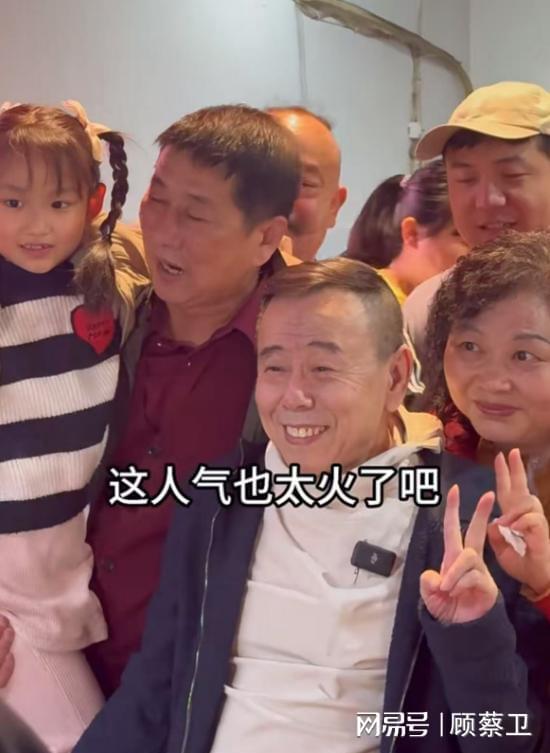 潘长江父女重庆串串火锅行：68岁潘长江辣到冒汗百元消费接地气(图5)