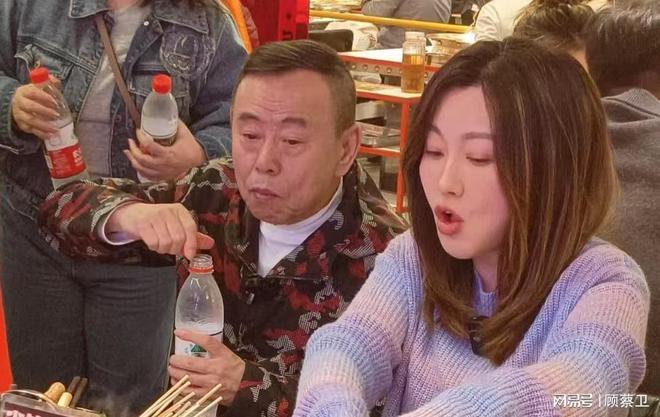 潘长江父女重庆串串火锅行：68岁潘长江辣到冒汗百元消费接地气(图6)