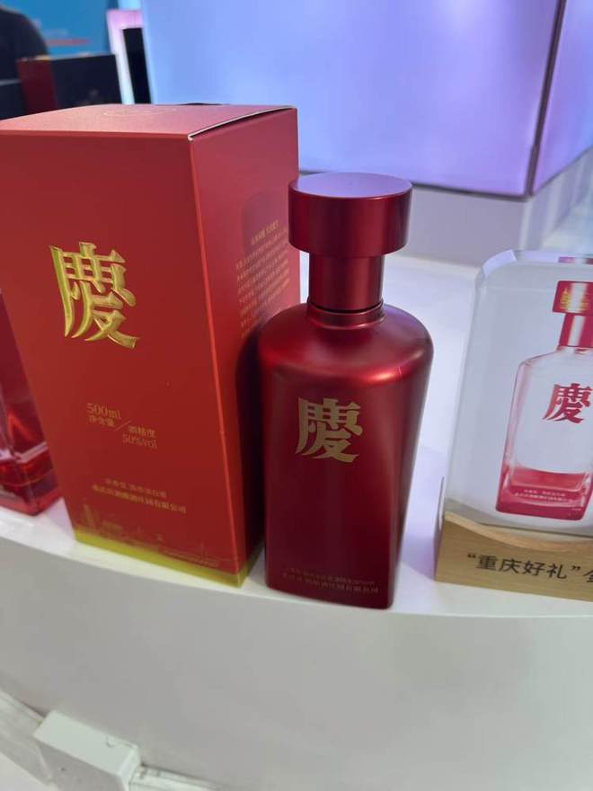 排队体验“重庆造”汽车、现场煮小面烫火锅！“重庆造”消博会上受追捧(图3)